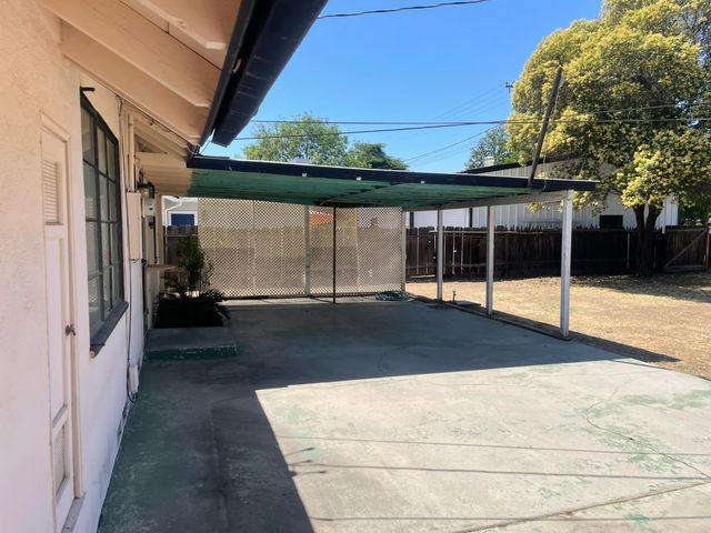 2616 W Iris Avenue, Visalia, CA 93277