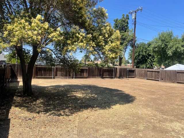 2616 W Iris Avenue, Visalia, CA 93277