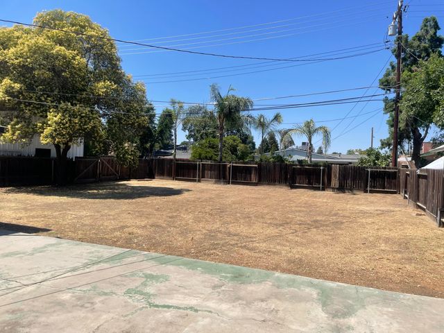 2616 W Iris Avenue, Visalia, CA 93277