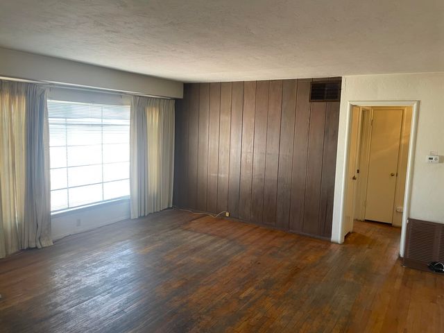 2616 W Iris Avenue, Visalia, CA 93277