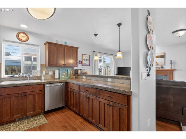 1061 S COLUMBIA St, Seaside, OR 97138