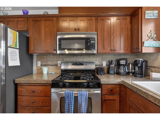 1061 S COLUMBIA St, Seaside, OR 97138