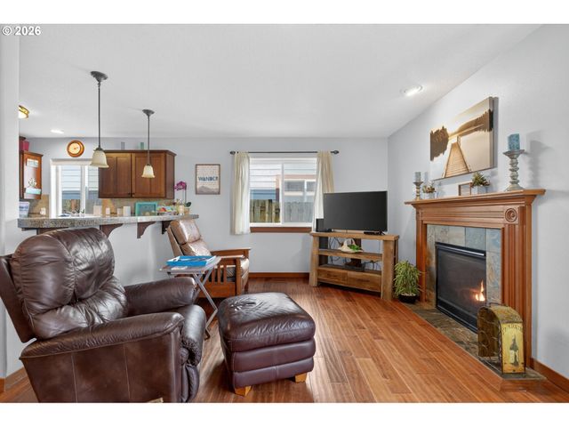 1061 S COLUMBIA St, Seaside, OR 97138