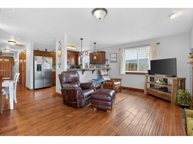 1061 S COLUMBIA St, Seaside, OR 97138