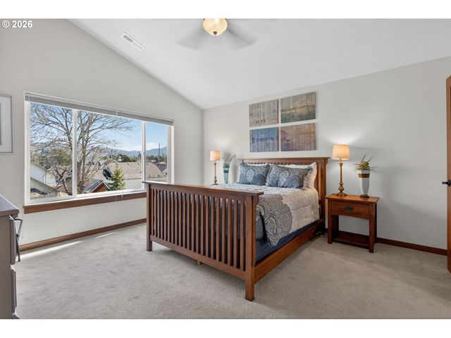1061 S COLUMBIA St, Seaside, OR 97138