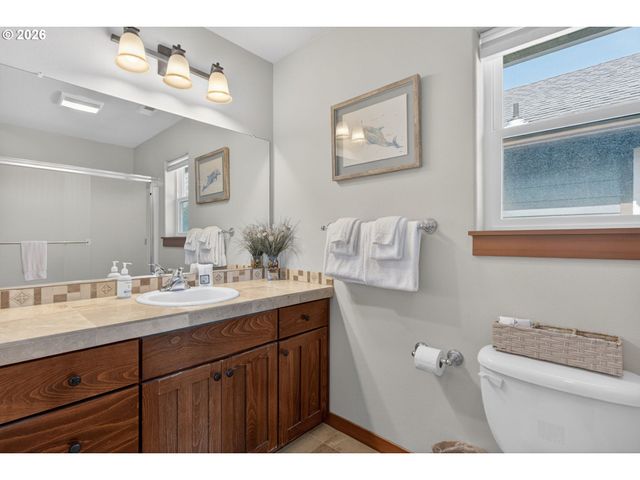 1061 S COLUMBIA St, Seaside, OR 97138