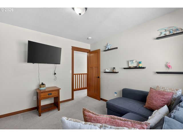1061 S COLUMBIA St, Seaside, OR 97138