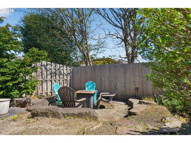 1061 S COLUMBIA St, Seaside, OR 97138