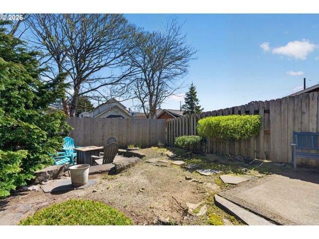 1061 S COLUMBIA St, Seaside, OR 97138