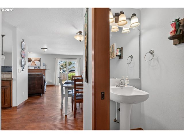 1061 S COLUMBIA St, Seaside, OR 97138