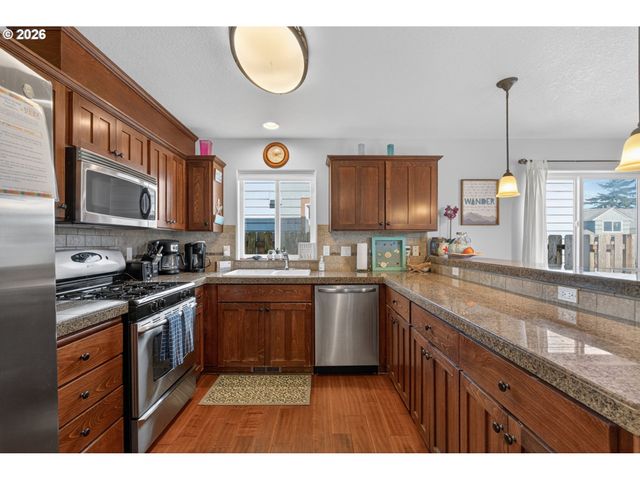 1061 S COLUMBIA St, Seaside, OR 97138
