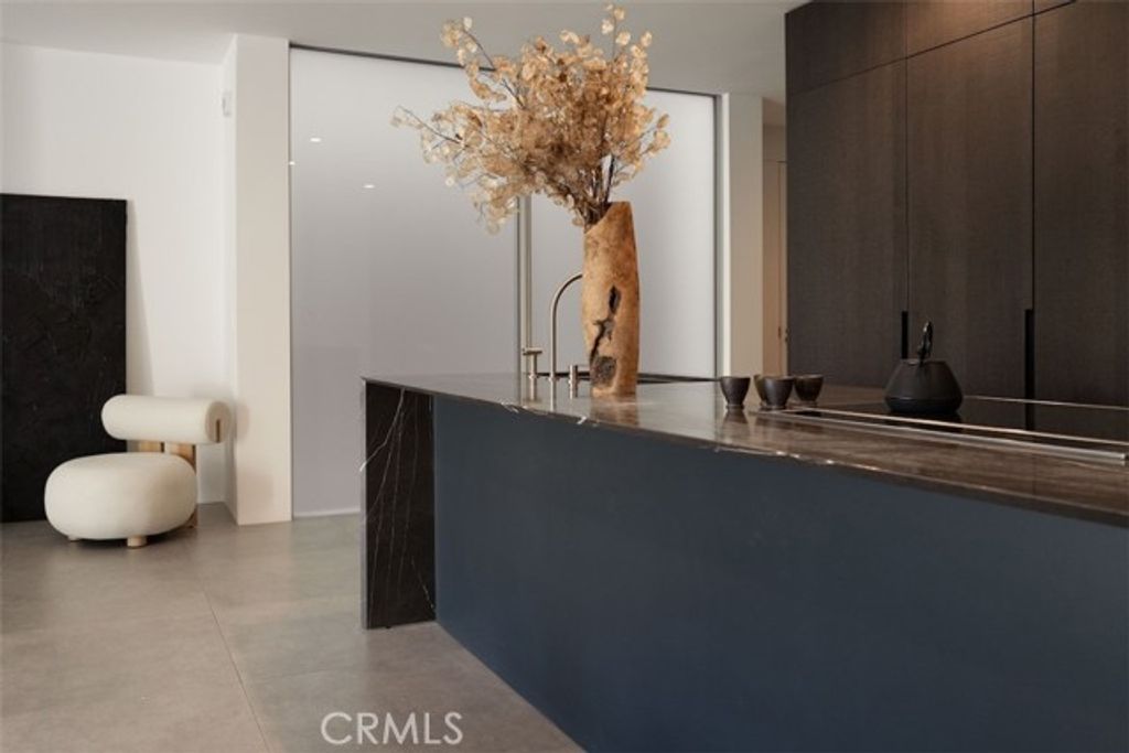 838 N Kings Road 303, West Hollywood, CA 90069