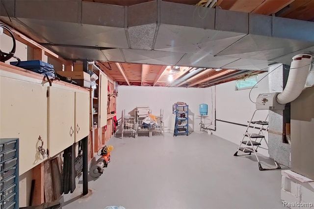 8700 Hillsdale Drive, Gregory, MI 48137