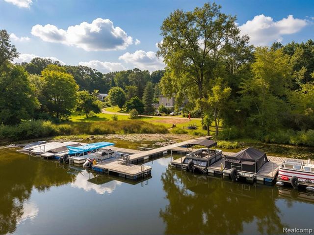 8700 Hillsdale Drive, Gregory, MI 48137