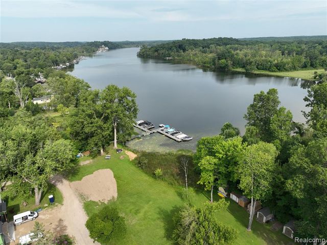 8700 Hillsdale Drive, Gregory, MI 48137