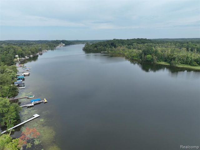 8700 Hillsdale Drive, Gregory, MI 48137