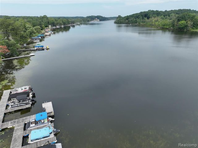 8700 Hillsdale Drive, Gregory, MI 48137