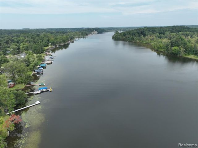 8700 Hillsdale Drive, Gregory, MI 48137