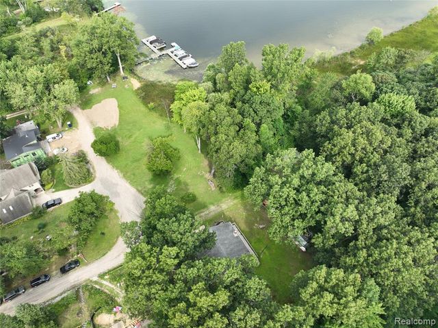 8700 Hillsdale Drive, Gregory, MI 48137