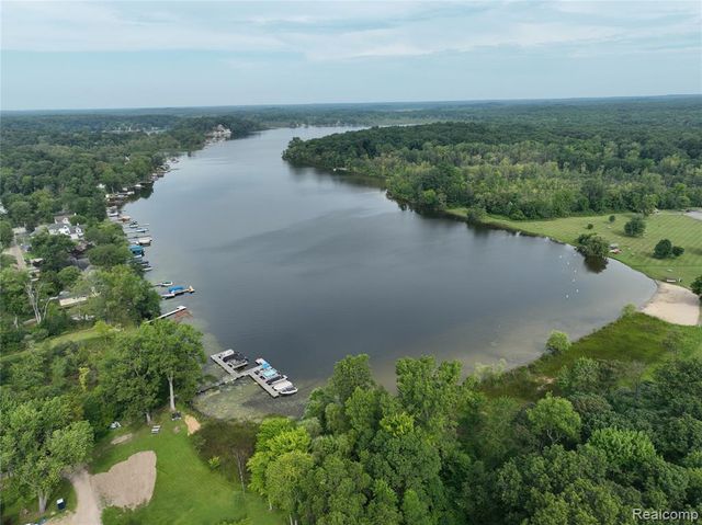 8700 Hillsdale Drive, Gregory, MI 48137