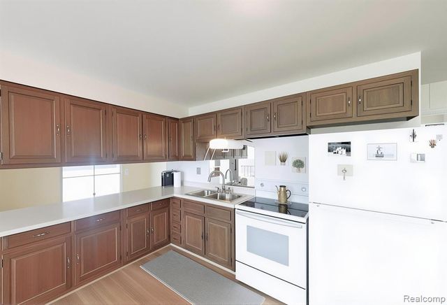 8700 Hillsdale Drive, Gregory, MI 48137