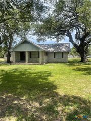 1402 Moss Lane, Cuero, TX 77954