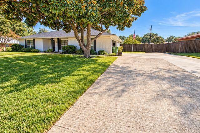 146 Village Estates Drive, Highland Village, TX 75077