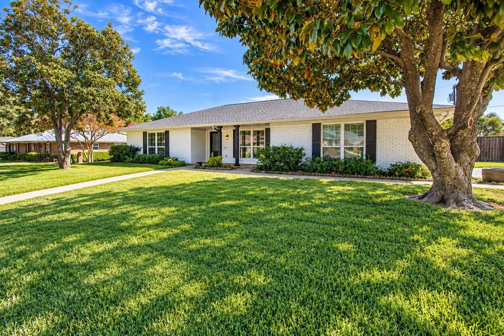 146 Village Estates Drive, Highland Village, TX 75077 — exterior