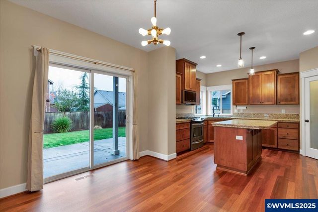 230 SW Wyatt St, Dallas, OR 97338