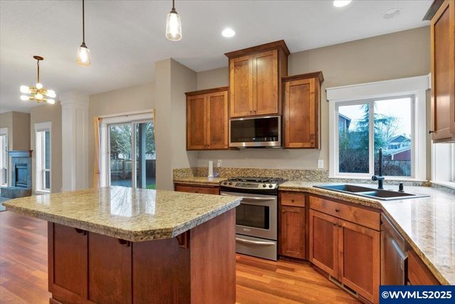 230 SW Wyatt St, Dallas, OR 97338