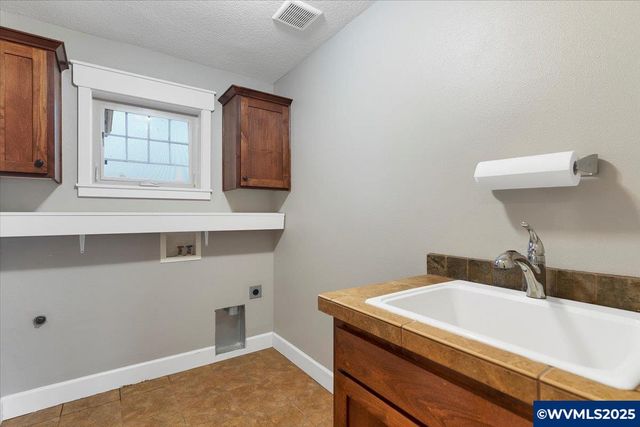 230 SW Wyatt St, Dallas, OR 97338