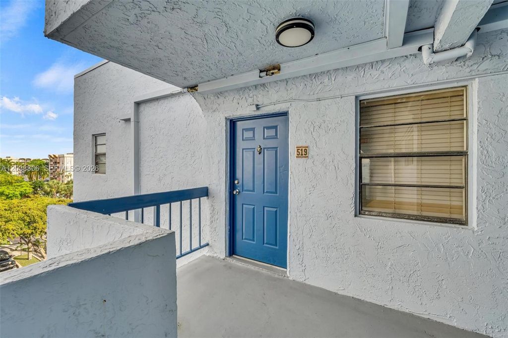9460 Fontainebleau Blvd 519, Miami, FL 33172