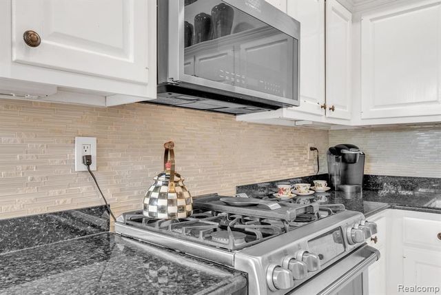 1887 Harvest Lane, Bloomfield Hills, MI 48302