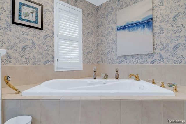 1887 Harvest Lane, Bloomfield Hills, MI 48302
