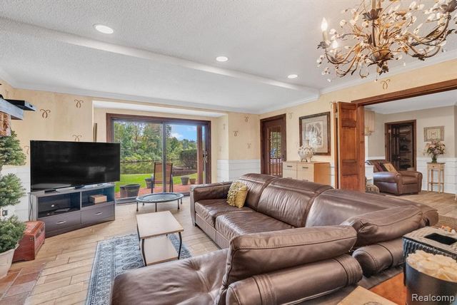 1887 Harvest Lane, Bloomfield Hills, MI 48302