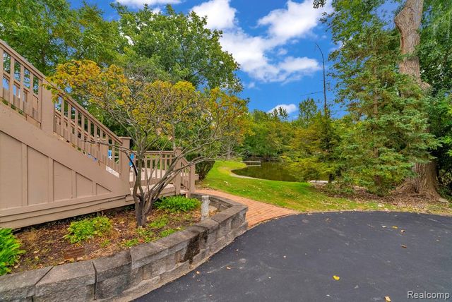 1887 Harvest Lane, Bloomfield Hills, MI 48302
