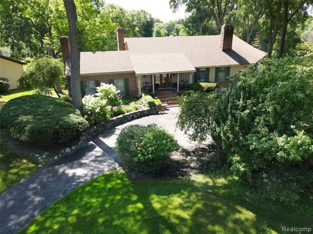 1887 Harvest Lane, Bloomfield Hills, MI 48302