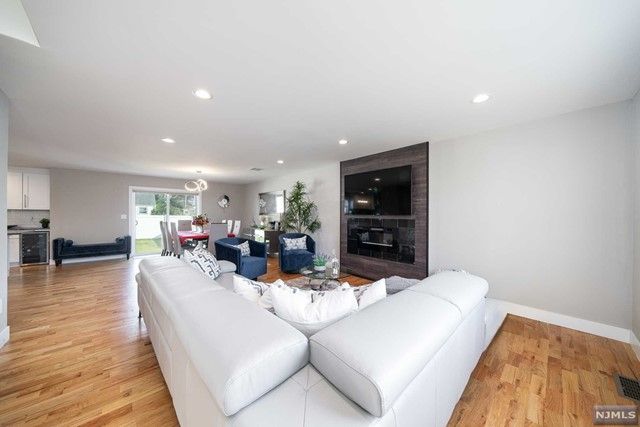 216 Roosevelt Avenue, Elmwood Park, NJ 07407