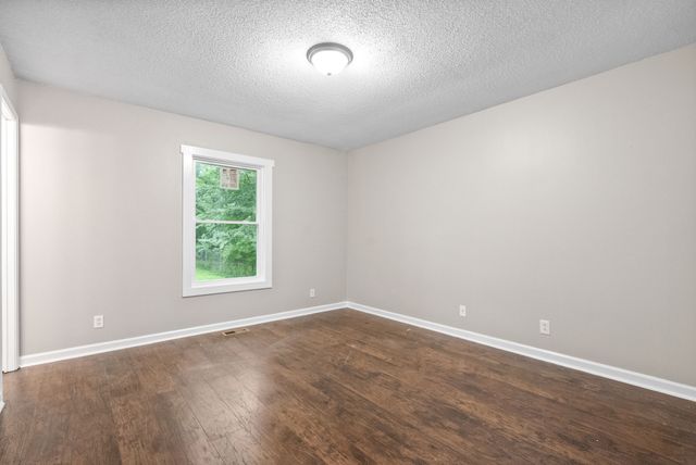 135 E St, Clarksville, TN 37042