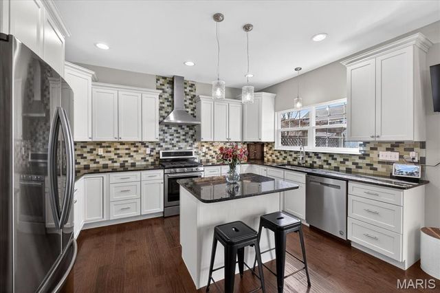 245 Oakshire Drive E, Glen Carbon, IL 62034