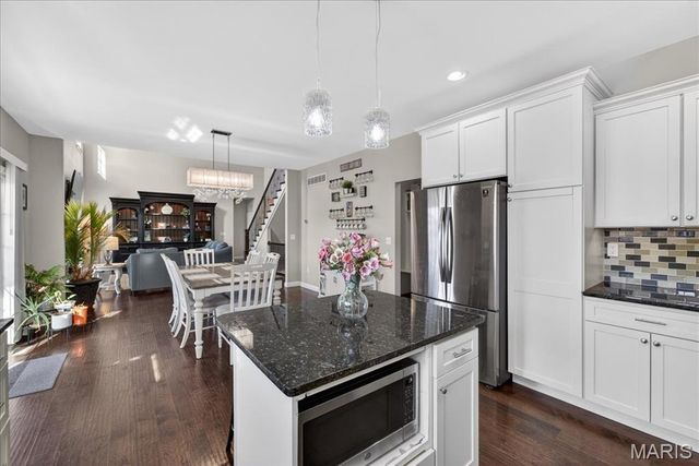 245 Oakshire Drive E, Glen Carbon, IL 62034