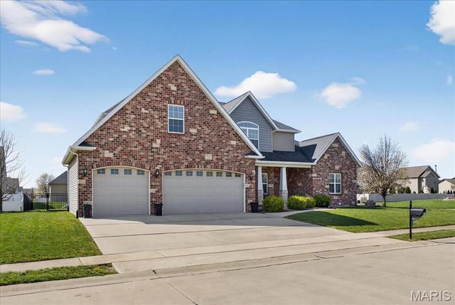 245 Oakshire Drive E, Glen Carbon, IL 62034