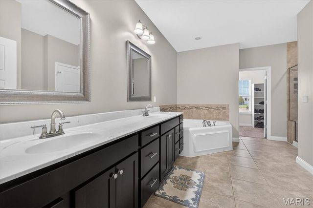 245 Oakshire Drive E, Glen Carbon, IL 62034