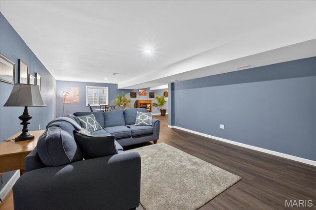 245 Oakshire Drive E, Glen Carbon, IL 62034