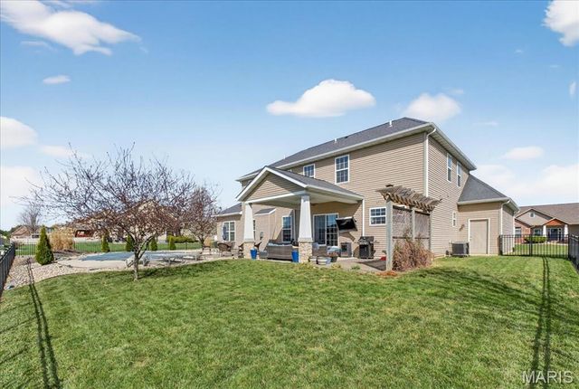 245 Oakshire Drive E, Glen Carbon, IL 62034