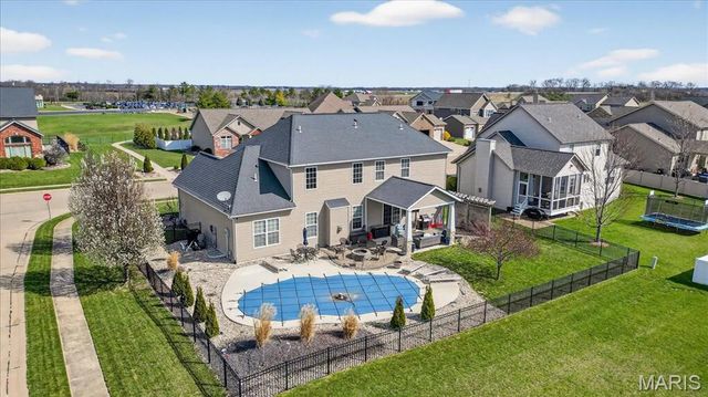 245 Oakshire Drive E, Glen Carbon, IL 62034