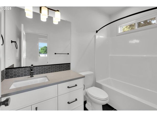 5773 S Kelly Ave, Portland, OR 97239