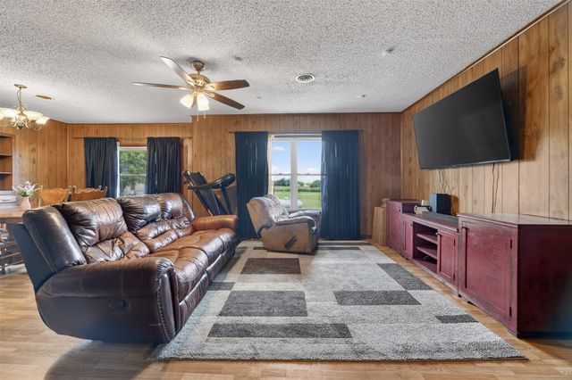 500 S Pecan Creek Trail, Valley View, TX 76272