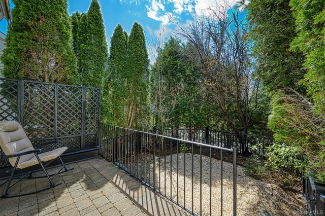 333 E Overlook, Port Washington, NY 11050