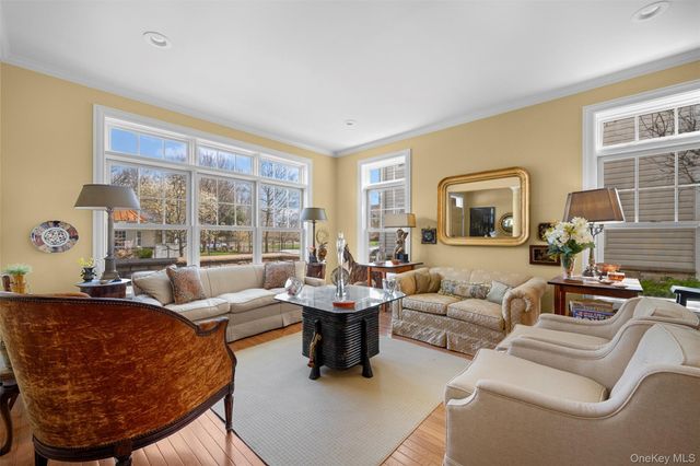 333 E Overlook, Port Washington, NY 11050
